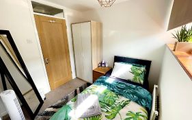 5Min Drive To Luton Airport, 2 Train Stations & Motorway - Free Parking - Late Check Out 11Am - Quiet & Peaceful Location With A Relaxing Garden - Only 25Min Drive To North London - Free Wifi