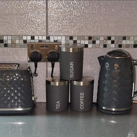 5Min Drive To Luton Airport, 2 Train Stations & Motorway - Free Parking - Late Check Out 11Am - Quiet & Peaceful Location With A Relaxing Garden - Only 25Min Drive To North London - Free Wifi Apartment Екстериор снимка