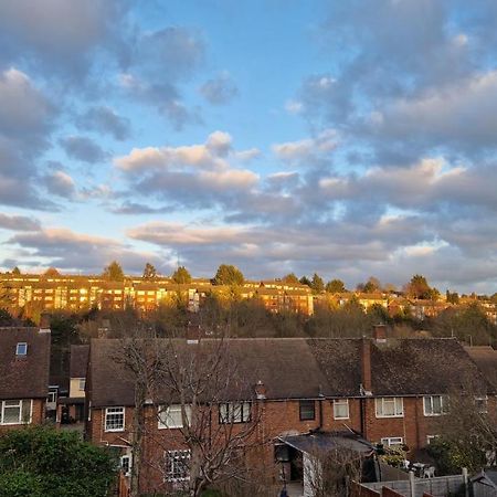 5Min Drive To Luton Airport, 2 Train Stations & Motorway - Free Parking - Late Check Out 11Am - Quiet & Peaceful Location With A Relaxing Garden - Only 25Min Drive To North London - Free Wifi Apartment Екстериор снимка
