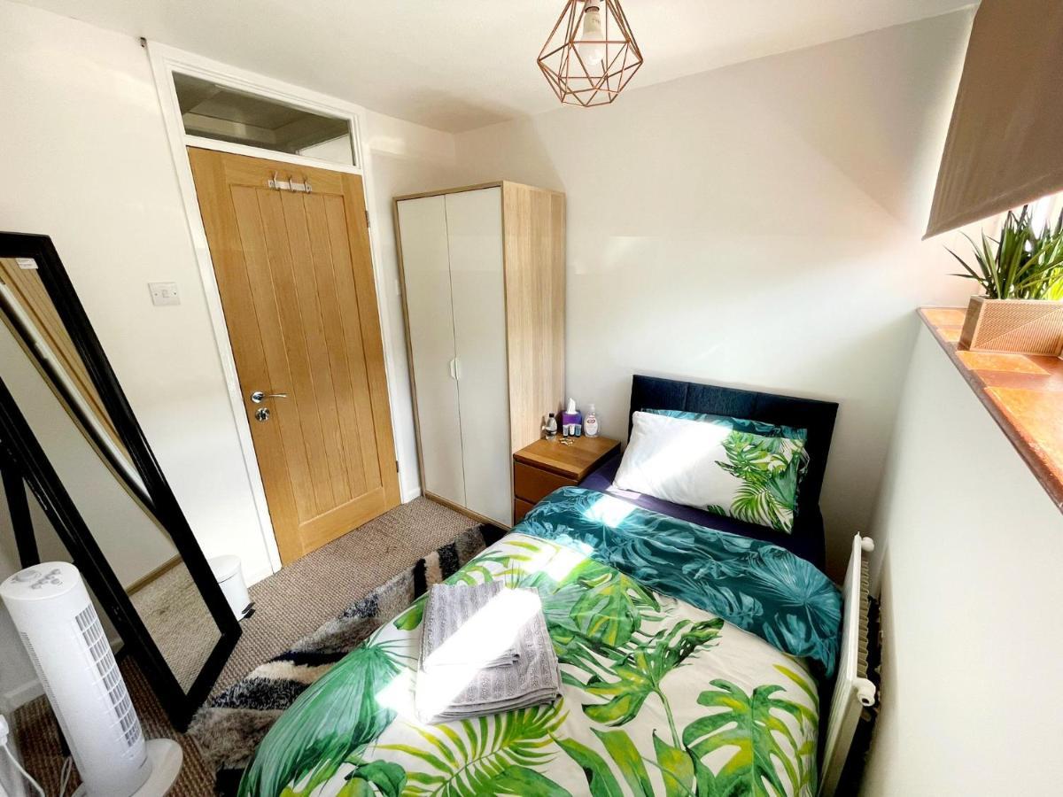 5Min Drive To Luton Airport, 2 Train Stations & Motorway - Free Parking - Late Check Out 11Am - Quiet & Peaceful Location With A Relaxing Garden - Only 25Min Drive To North London - Free Wifi Apartment Екстериор снимка
