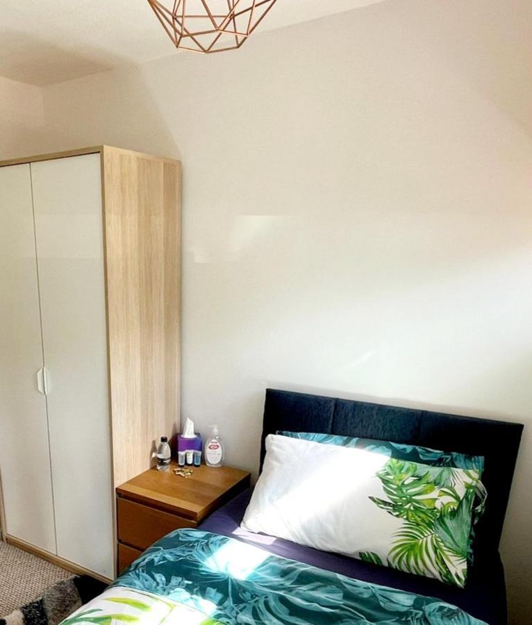 5Min Drive To Luton Airport, 2 Train Stations & Motorway - Free Parking - Late Check Out 11Am - Quiet & Peaceful Location With A Relaxing Garden - Only 25Min Drive To North London - Free Wifi Apartment Екстериор снимка
