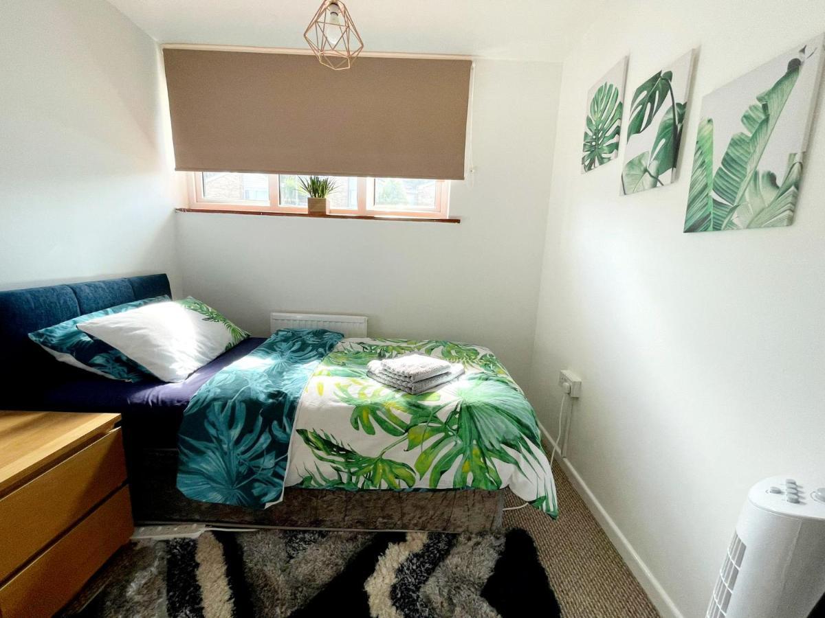 5Min Drive To Luton Airport, 2 Train Stations & Motorway - Free Parking - Late Check Out 11Am - Quiet & Peaceful Location With A Relaxing Garden - Only 25Min Drive To North London - Free Wifi Apartment Екстериор снимка