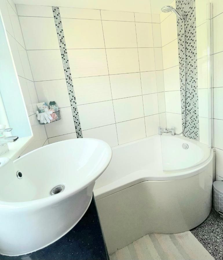 5Min Drive To Luton Airport, 2 Train Stations & Motorway - Free Parking - Late Check Out 11Am - Quiet & Peaceful Location With A Relaxing Garden - Only 25Min Drive To North London - Free Wifi Apartment Екстериор снимка